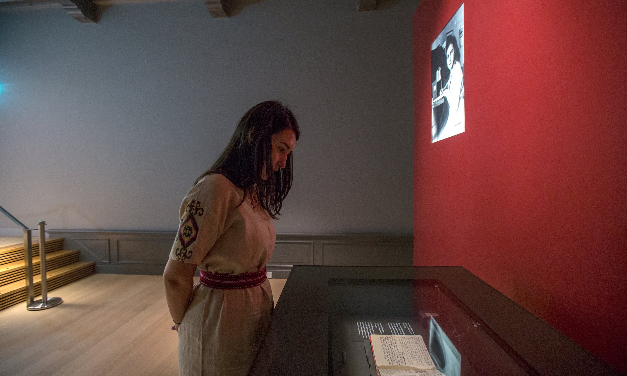 Bezoeker bekijkt het originele dagboek van Anne Frank