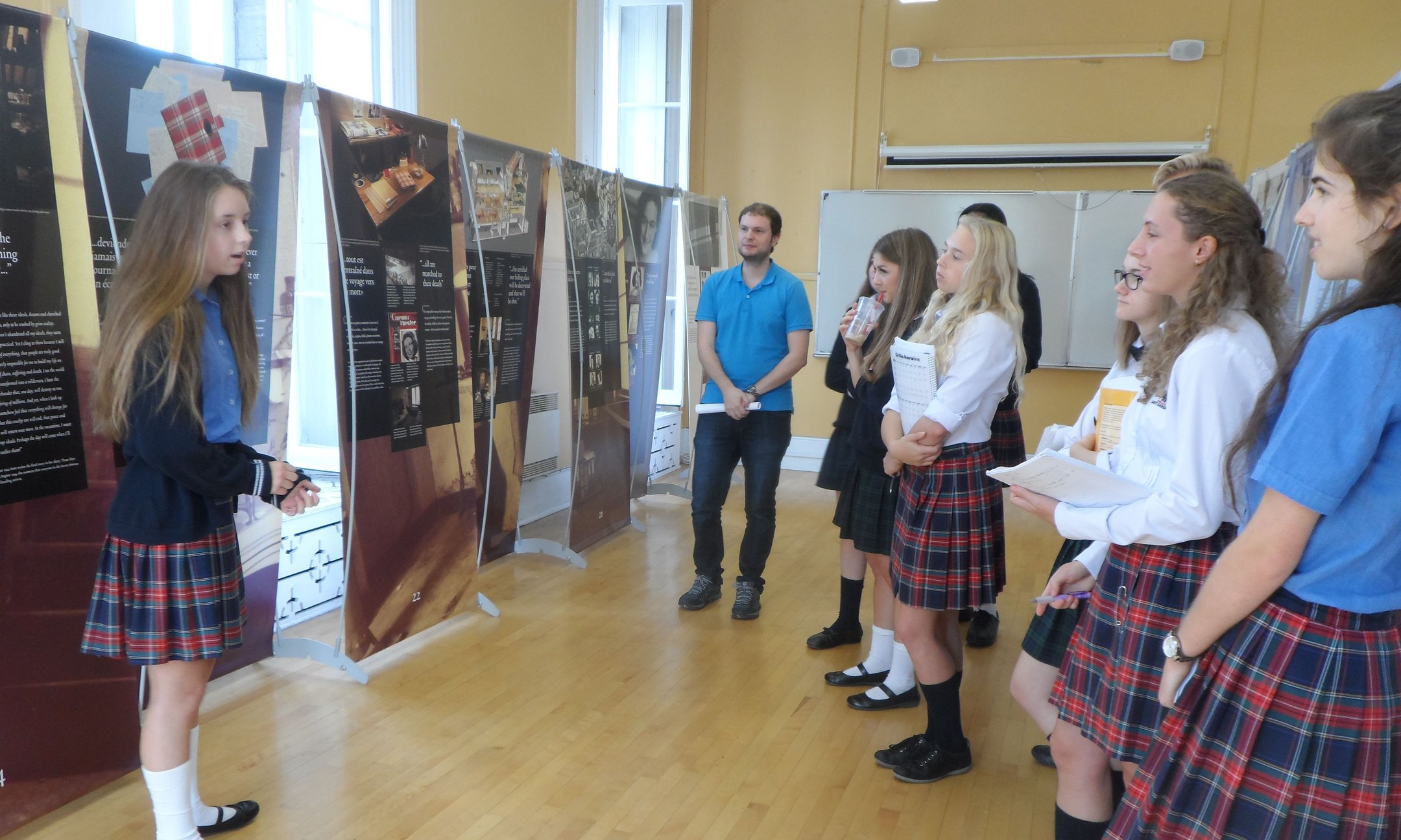 Students discussing the exhibition’s themes with their peers in Terrebonne (October 2016)
