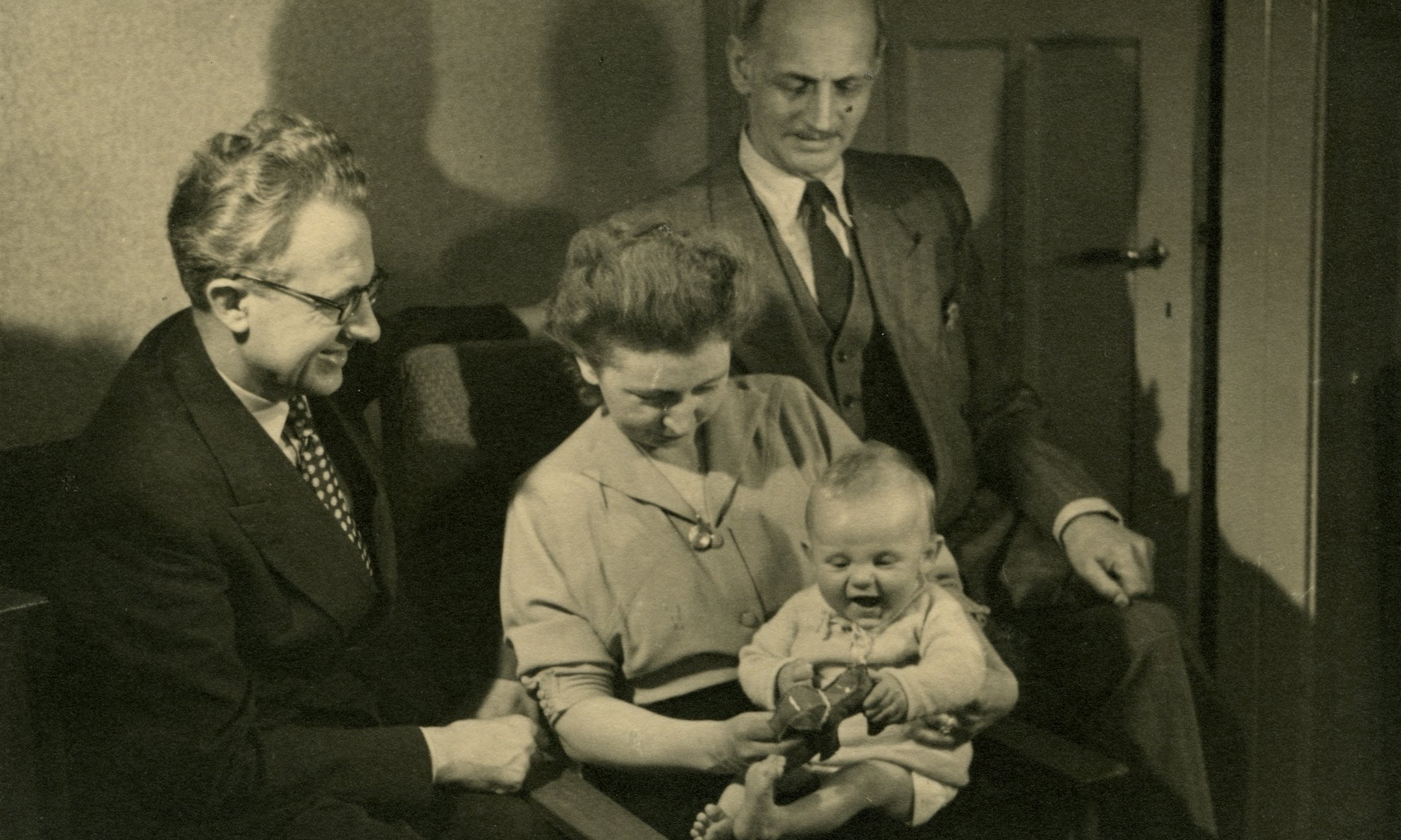 Jan y Miep Gies con su pequeño hijo Paul y Otto Frank, 1951.
