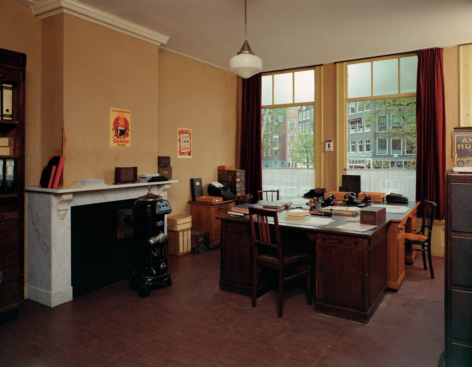 Het kantoor van Johannes Kleiman, Miep Gies en Bep Voskuijl (reconstructie, 1999).