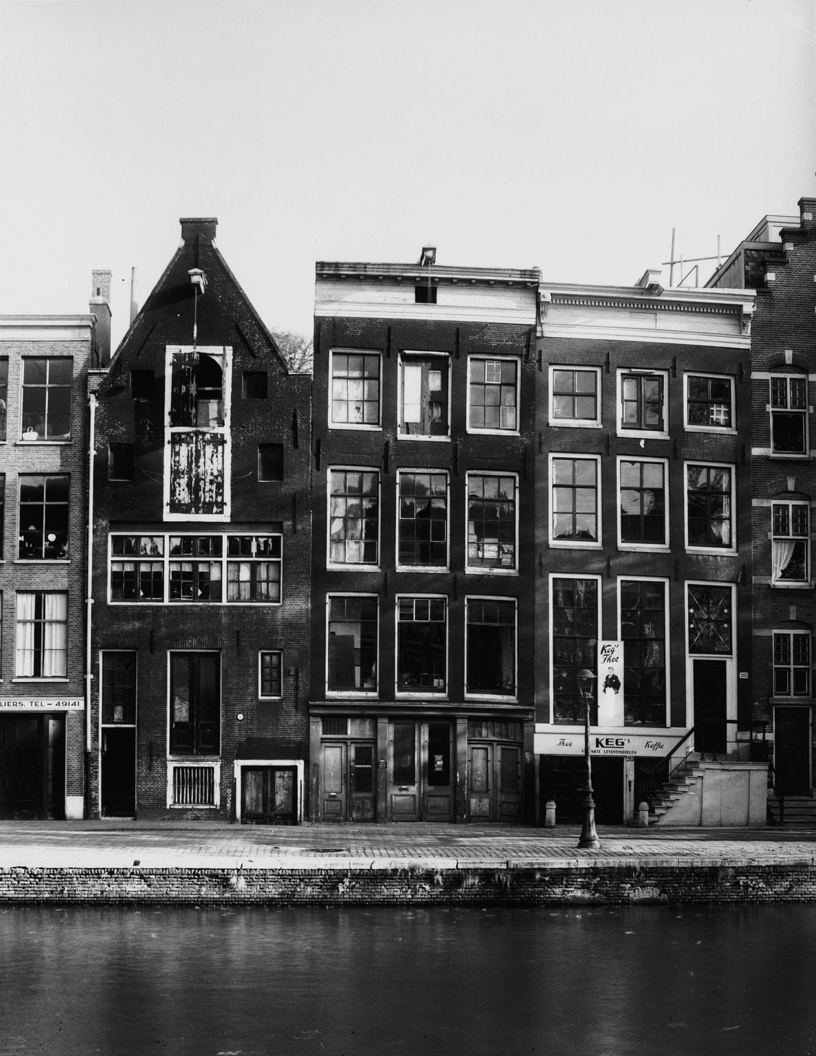 Het bedrijfspand van Otto Frank, Prinsengracht 263 (midden), rond 1947.