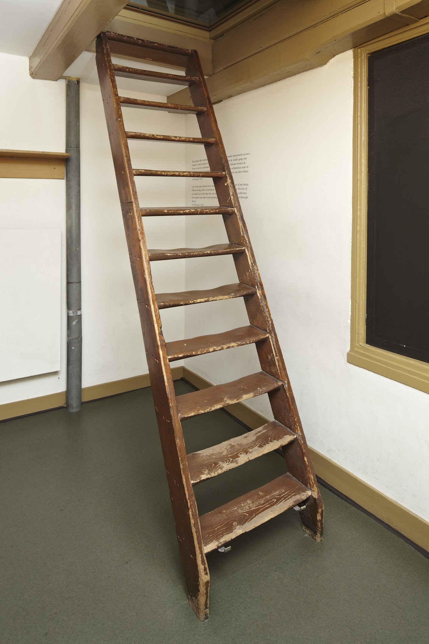 alineación Entender Oso polar Escalera al ático en madera de pino | La Casa de Ana Frank