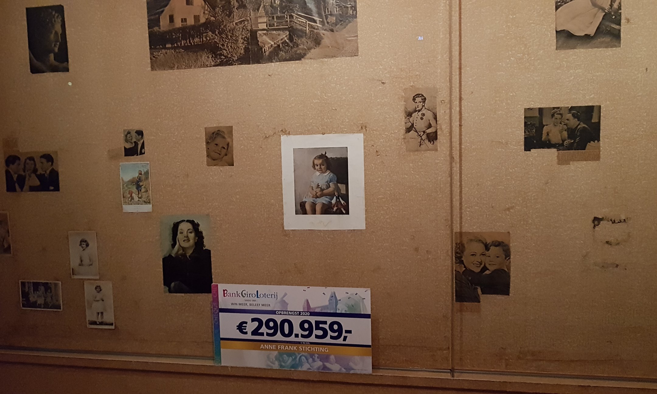 The check with the contribution for 2020 in Anne Frank's room