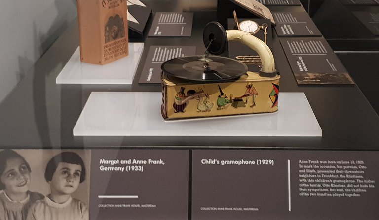 Colección de Ana Frank sale de viaje