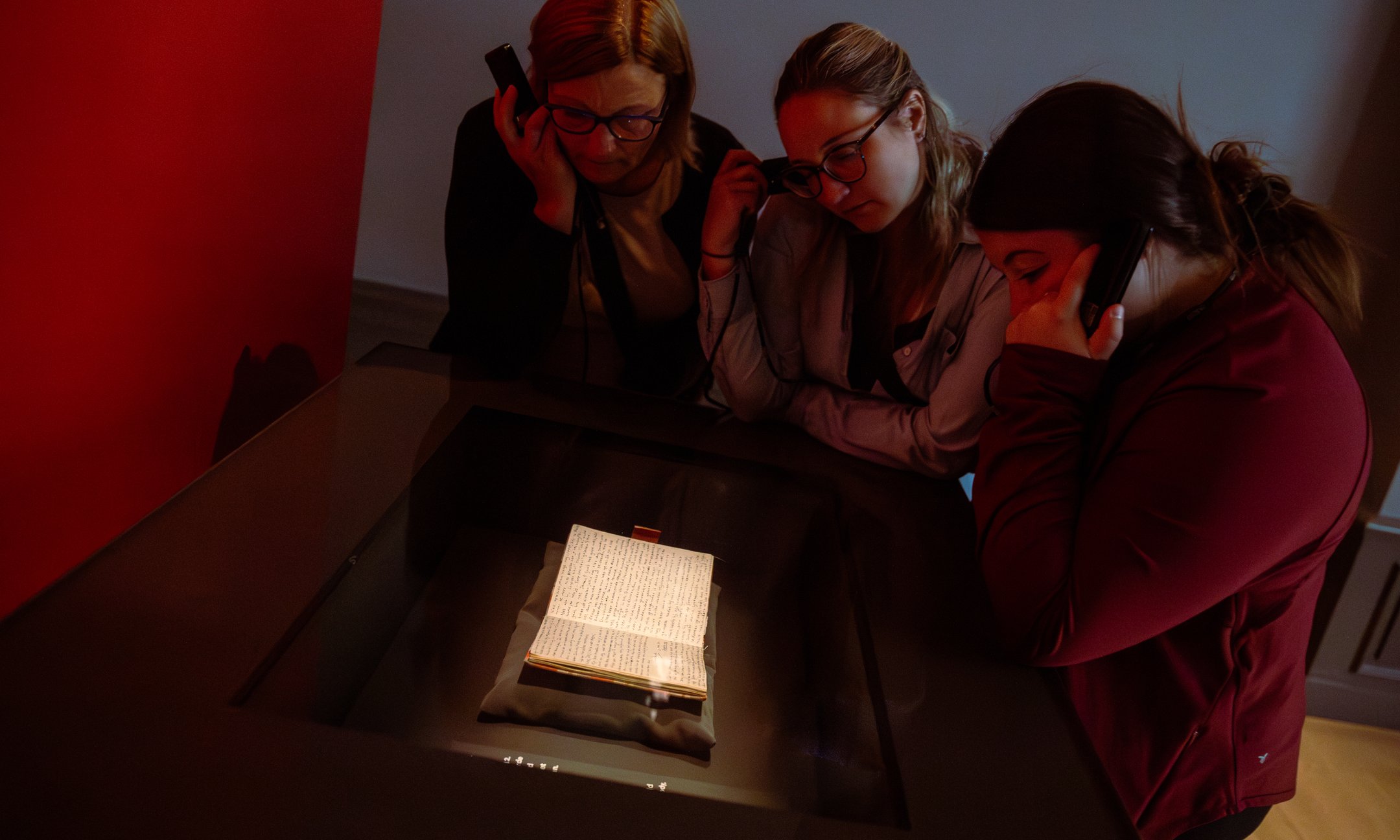 Bezoekers bekijken het originele dagboek van Anne Frank