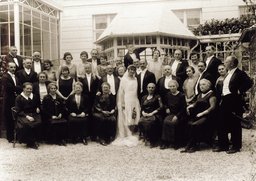 Otto and Edith Frank with their wedding guests (Aachen, 1925)