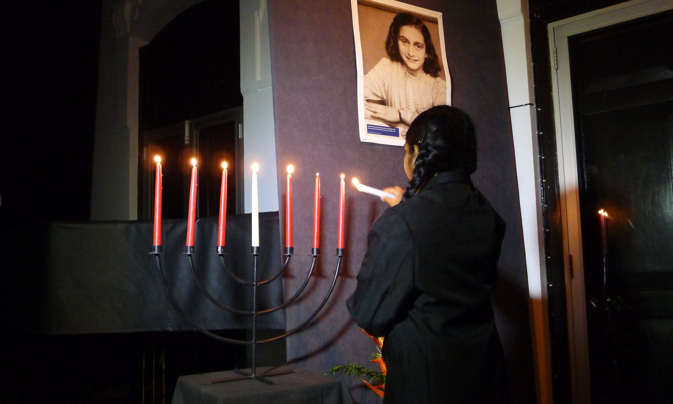 Peer guide lighting the Menorah during the opening ceremony in Colombo (2015)
