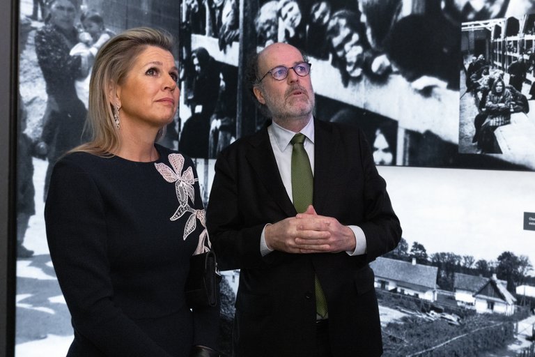 Koningin Máxima bezoekt Anne Frank-tentoonstelling in New York