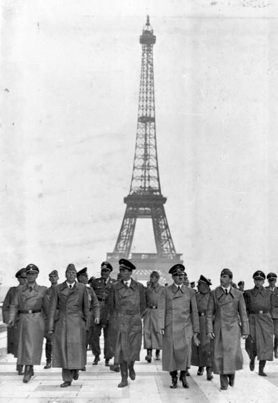 Adolf Hitler bezoekt Parijs op 23 juni 1940 als de stad in Duitse handen gevallen is. Hier loopt hij met zijn gevolg langs de Eiffeltoren.