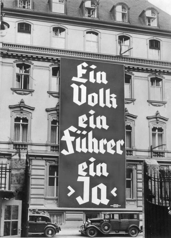 Verkiezingsposter in november 1933. De tekst luidt 'Eén volk, één leider, één 'ja'. In deze onvrije verkiezingen zegt 93,5% van de bevolking 'ja' tegen het regeringsbeleid.