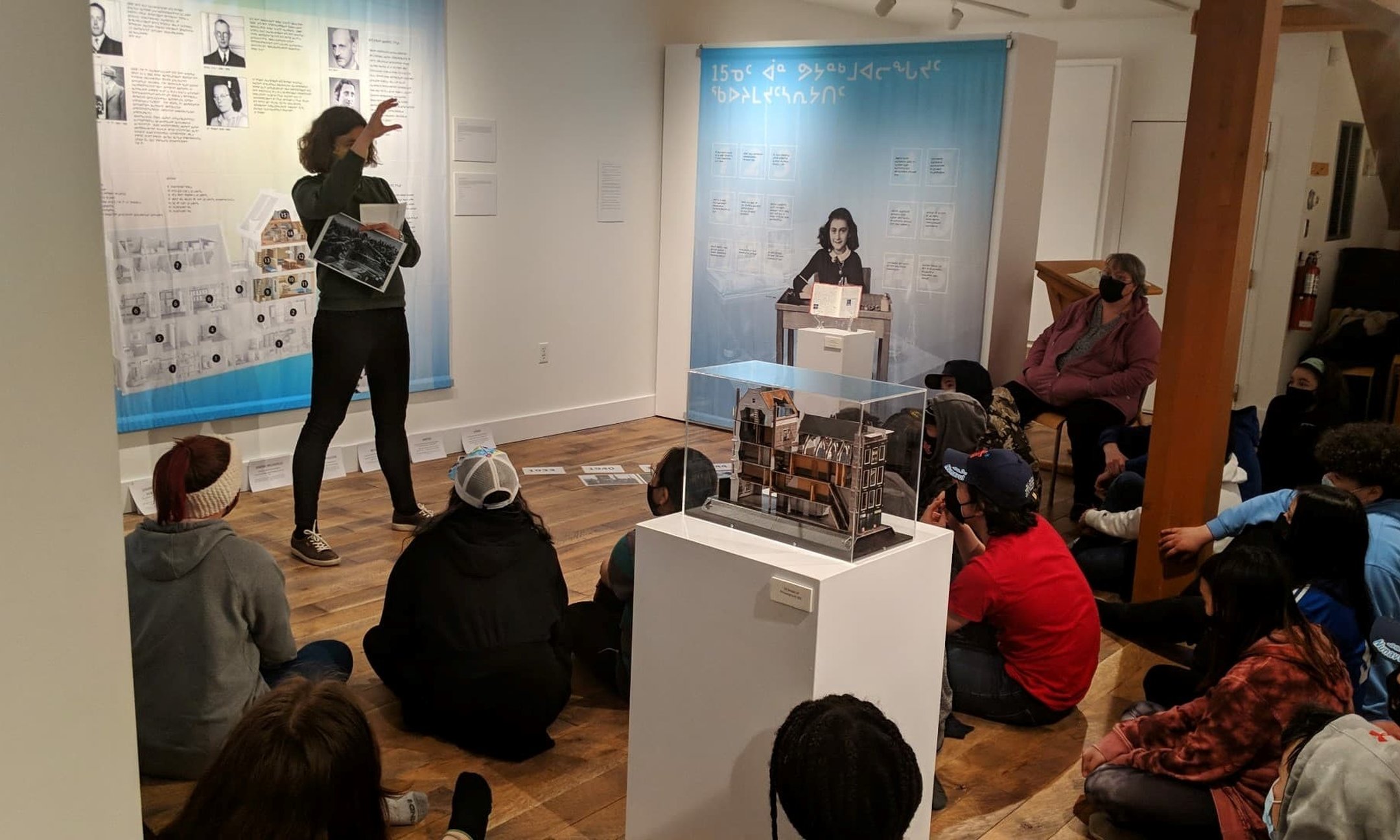 Collega Julie Couture geeft een presentatie bij de Anne Frank tentoonstelling in het Nunatta Sunakkutaangit Museum