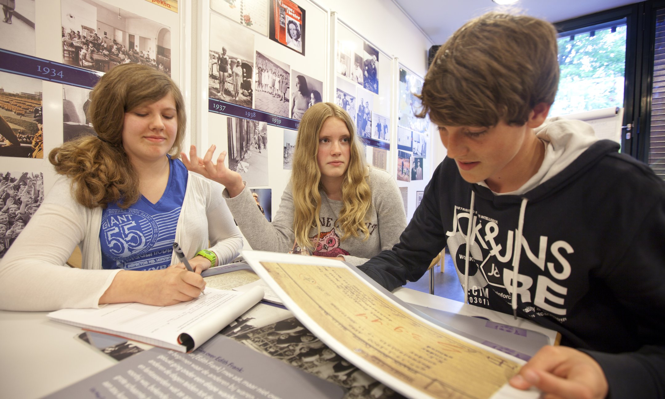 Leerlingen actief met de geschiedenis van Anne Frank bij een educatief programma in ons museum