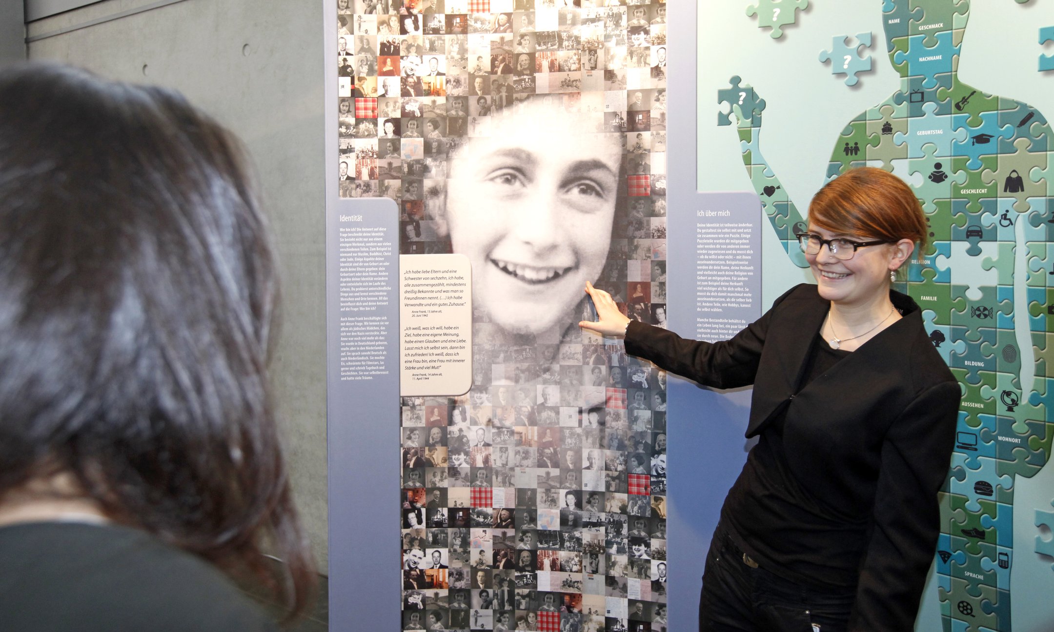 Ein „Peer Guide“ in Aktion bei einer Anne Frank-Ausstellung in Berlin