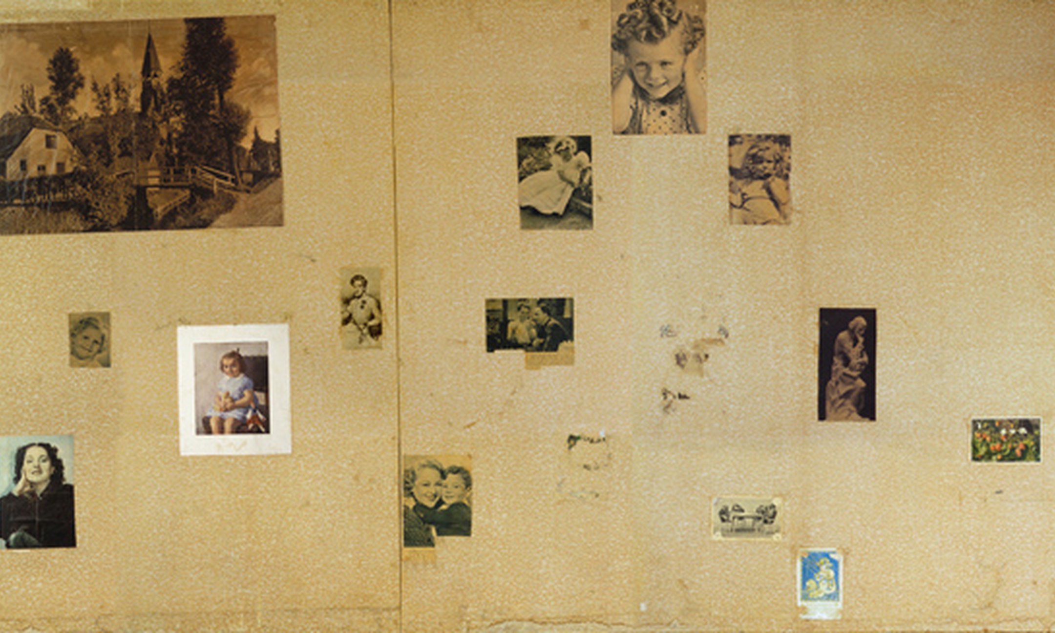 Wand met plaatjes in de kamer van Anne Frank