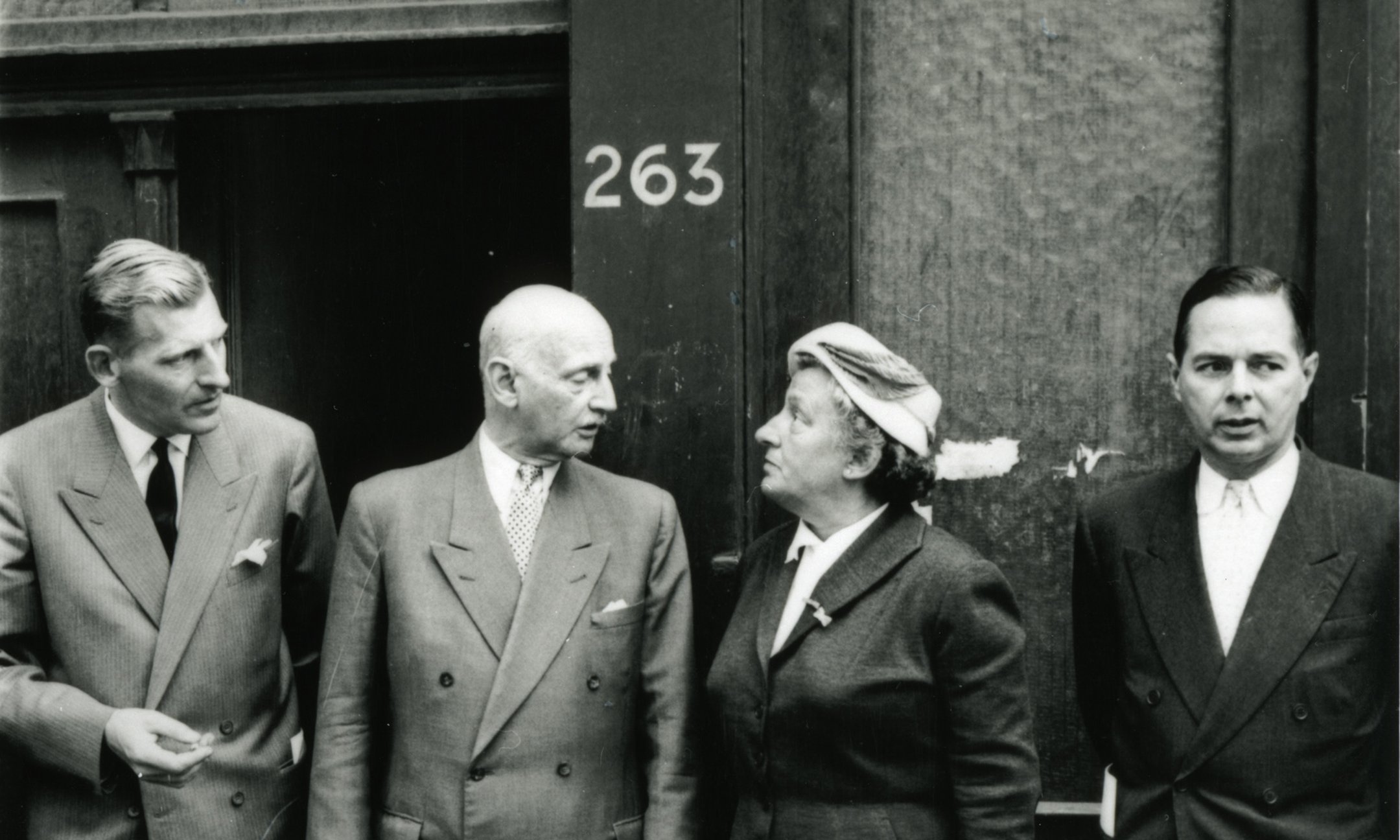 Otto Frank met drie leden van het eerste bestuur van de Anne Frank Stichting in 1957. Van links naar rechts Floris Bakels, Otto Frank, Truus Wijsmuller en Herman Heldring