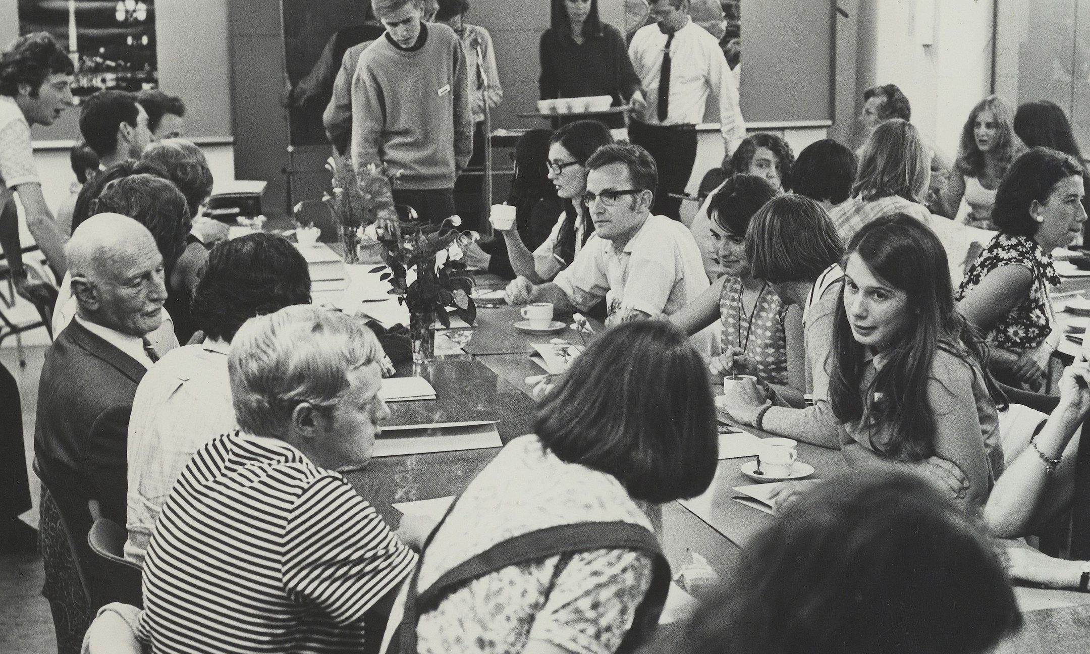 Julio de 1968, conferencia de verano en el museo Casa de Ana Frank. Otto Frank sentado a la izquierda entre un grupo de jóvenes